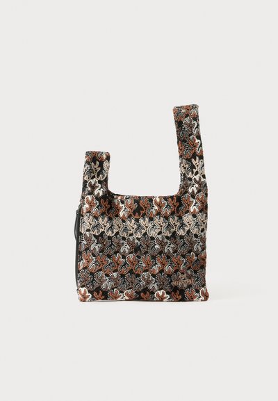 Sac fourre-tout réversible avec un motif floral géométrique en noir, orange et crème. Texture en tissu avec deux poignées durables pour le transport.
