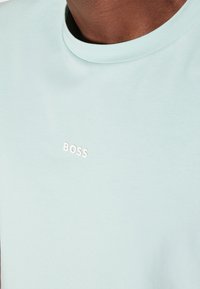BOSS TCHUP - Basic póló - turquoise/aqua
