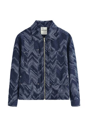 Veste pour homme avec motif zigzag bleu marine et gris, fermeture éclair avant, deux poches poitrine avec boutons-pression, et col.