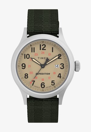 Timex Expedition Uhr mit beiger Zifferblatt, schwarzen arabischen Ziffern, silbernem Gehäuse und dunkelgrürem Stoffarmband; wasserdicht bis 50 Meter.