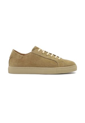 Zapatilla de ante beige con un perfil bajo, presenta cordones planos, punta redondeada y una suela de goma duradera. Costuras sutiles acentúan el diseño.