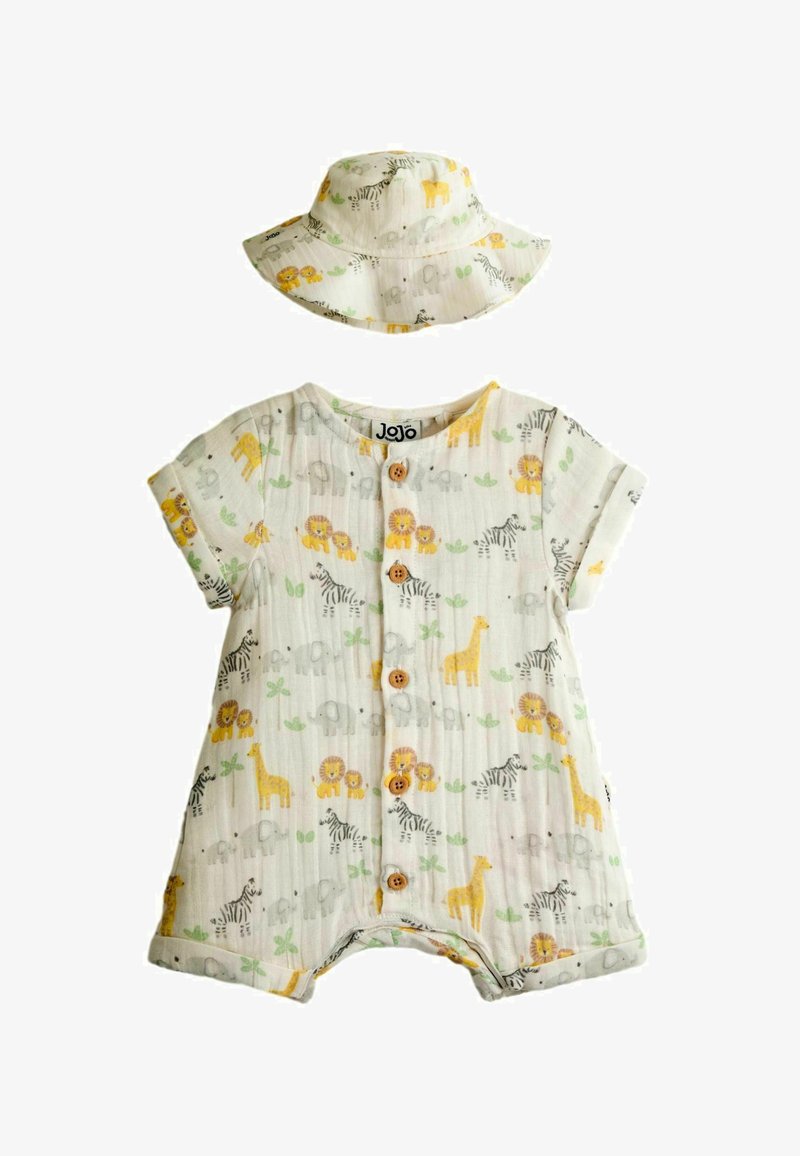 Grenouillère pour bébé et chapeau de soleil assorti avec des lions jaunes, des girafes, des zèbres et des éléphants sur un tissu blanc avec des boutons en bois.