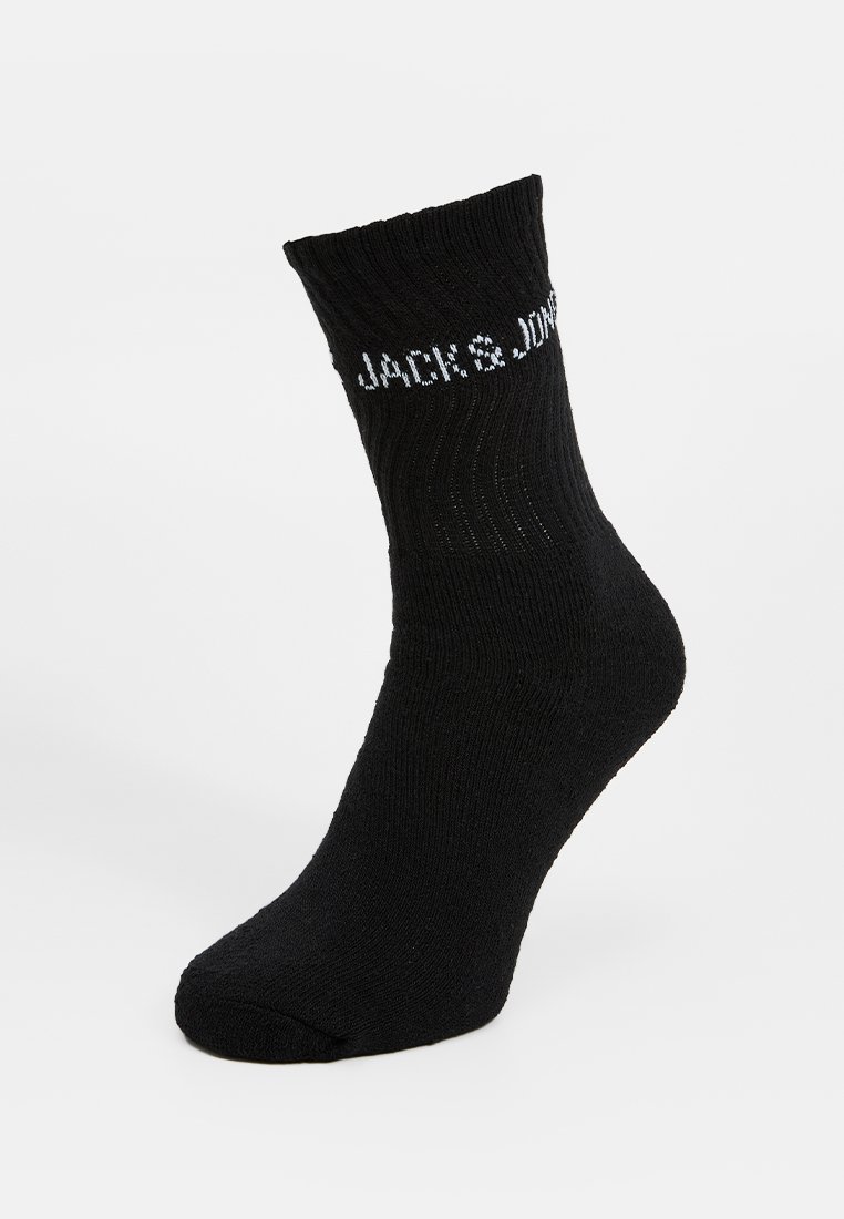 Czarna skarpetka do połowy łydki z prążkowaną fakturą i białym napisem "JACK & JONES" blisko górnego brzegu, pokazana na białym tle.