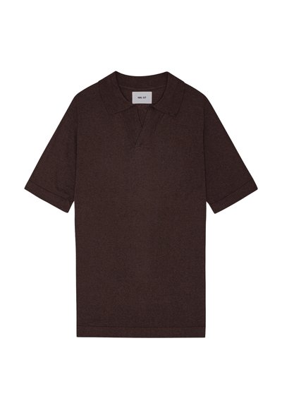 Polo marron en tissu texturé, avec un col pointu et des manches courtes. L'étiquette affiche "NN. 07" au niveau du col.