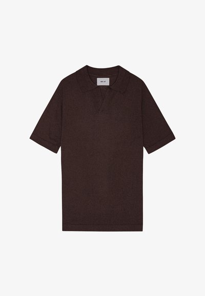 Ruskea poolopaita, joka on valmistettu teksturoidusta kankaasta ja jossa on terävä kaulus sekä lyhyet hihat. Tunnuksessa lukee "NN. 07" kauluksessa.