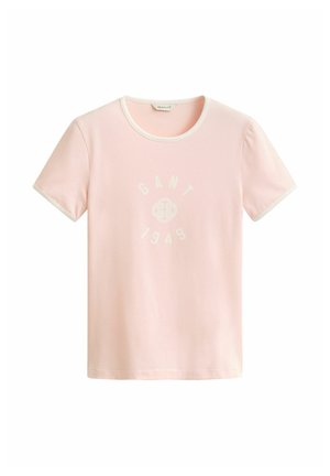 Hellrosa kurzärmliges T-Shirt mit weißem Besatz an Ärmeln und Kragen, mit weißem Schriftzug "GANT 1949" und Logo in der Mitte der Brust.