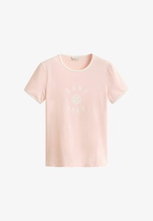 Lichtroze T-shirt met korte mouwen en witte biezen aan de mouwen en kraag, met witte tekst en logo "GANT 1949" centraal op de borst.