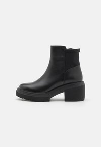 Botas negras hasta el tobillo con un acabado de cuero suave, puntera redonda, paneles laterales elásticos y un tacón grueso y estriado.