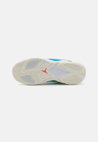 Sneaker sål med en struktureret hvidgummi base, med blå mesh detaljer, et rødt logo og et mønster til trækkraft.