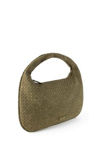 Sac à main tressé vert olive avec une poignée courbée, présentant une surface texturée et une fermeture éclair. Étiquette visible sur le côté.