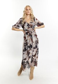 Rochie maxi dintr-un material ușor și fluid, cu un model abstract multicolor în nuanțe de gri, marron și roșu; are mâneci scurte cu bufant și talie legată.