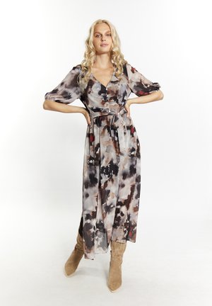 Rochie maxi dintr-un material ușor și fluid, cu un model abstract multicolor în nuanțe de gri, marron și roșu; are mâneci scurte cu bufant și talie legată.