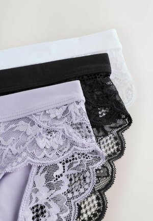 Három részes szett csipkés szegéllyel ellátott alsóneműből levendula, fekete és fehér színekben. Puha anyagból készült, fodros csipke széllel és rugalmas derékpánttal.