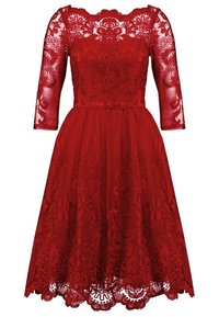 Robe en dentelle rouge avec manches trois-quarts transparentes, corsage ajusté et jupe évasée ornée d'une broderie florale complexe et d'un ourlet festonné.