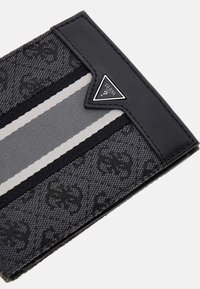 Portafoglio nero e grigio con tessuto testurizzato, patch con logo e accenti a righe. Presenta un design elegante e materiali resistenti.