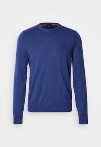 Pull à manches longues pour homme, col rond bleu avec poignets et ourlet côtelés, arborant un petit logo "BOSS" sur la poitrine.