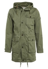 Zelená kapucová bunda barvy olivové, vyrobená z bavlněné směsi, s předním zipem, několika nášivkovými kapsami, nastavitelným šňůrkovým pasem a zapínáním na knoflíky.