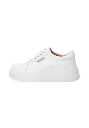 Trainers - white