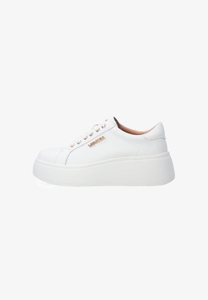 Hvide platform sneakers med en glat læderfinish, rund tå og detaljer i rosaguld. Har en snørebåndsdesign og en polstret sål.