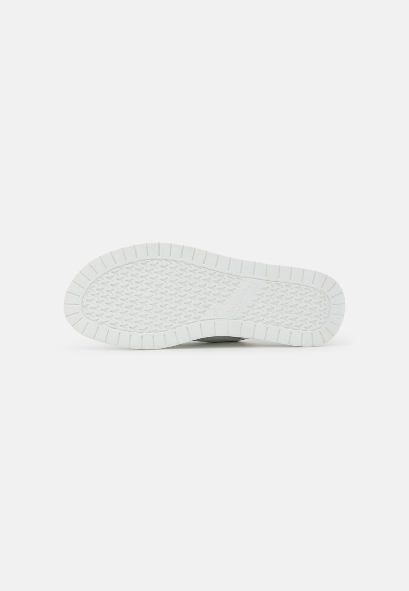 Damen Flache Pantoletten | Bugatti KYA Pantolette flach white/weiß - UH84732 Damen Flache Pantoletten | Bugatti KYA Pantolette flach white/weiß - UH84732