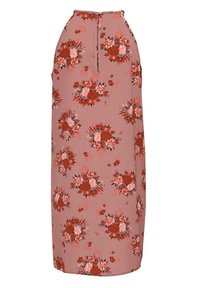 Florale maxi-jurk van zacht roze stof. Heeft een aansluitend lijfje, ronde halslijn en een overal rood-wit bloemenpatroon met een knopen sluiting aan de achterkant.