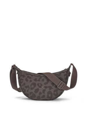 Brun skuldertaske i halvmåneform med leopardprint, justerbar rem og Johnny Urban-logo foran.