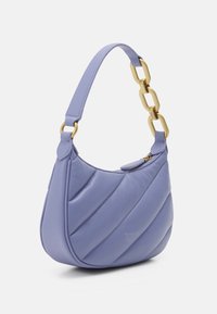 Borsa a spalla in pelle lavanda con motivo trapuntato, dettagli in catena dorata e chiusura con zip. Texture liscia con forma arrotondata.