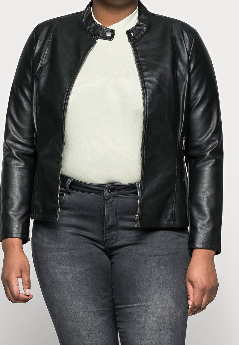 Černá kožená bunda s nárameníky, zipovým zapínáním a bočními kapsami. Hladká textura a přiléhavý design. V kombinaci se světle zeleným topem.