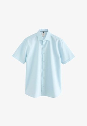 Chemise bleu clair à manches courtes, boutonnée sur le devant, avec un col pointu et une coupe régulière ; étiquette à l'intérieur du col.