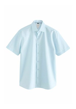 Camisa azul de manga corta con botones, hecha de una tela ligera. Presenta un cuello clásico y un dobladillo recto con siete botones en la parte frontal.