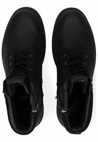 Bottines noires avec une texture en cuir lisse, bout rond, œillets en métal et fermetures éclair latérales pour un enfilage facile. Design classique à lacets.