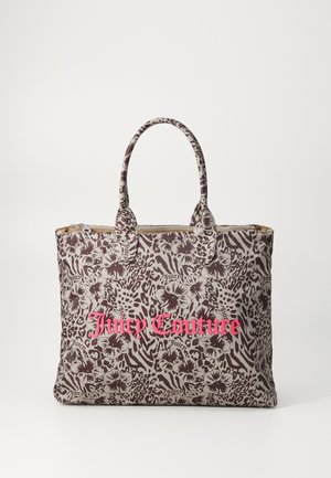 Braune Tasche mit Muster, die florale und tierische Designs zeigt. Sie hat kurze Griffe und ein pinkes Logo auf der Vorderseite. Mit Reißverschlussverschluss oben.