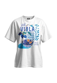 Biela tričká s modrou grafikou figovníkov, listov a misky s prepolenými figami, spolu s textom "Fichi Viola" a "Tempo di relax."
