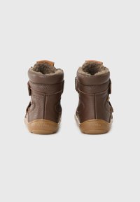 Stivaletti per bambini in pelle marrone con fodera in suede, cinturini in Velcro, forma arrotondata e suole in gomma con un logo sul retro.