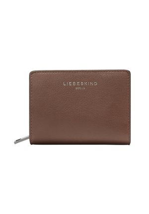 Bruine leren portemonnee met een gladde textuur, zilveren reliëflogo, compact rechthoekig formaat en een ritssluiting aan de zijkant.