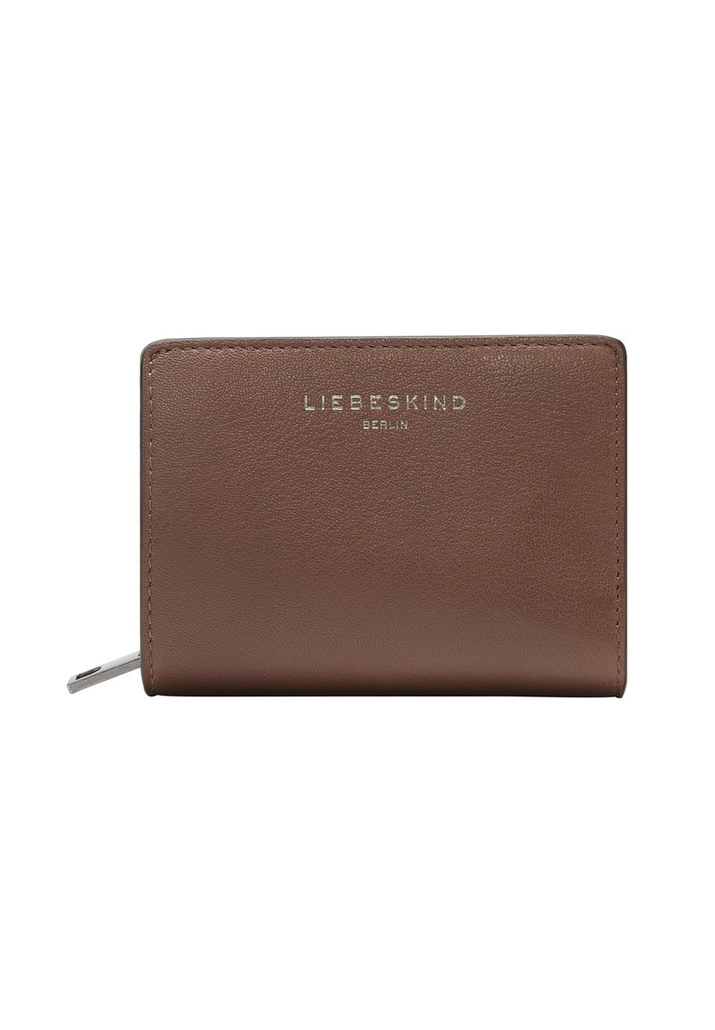 Bruine leren portemonnee met een gladde textuur, zilveren reliëflogo, compact rechthoekig formaat en een ritssluiting aan de zijkant.