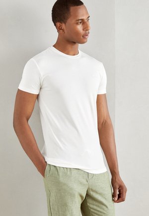 Hvid kortærmet t-shirt i et letvægtsstof, med rund halsudskæring og subtilt broderet logo på brystet.
