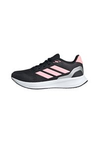 Czarne buty sportowe z różowymi akcentami, siateczkowa cholewka, trzy białe paski, srebrny detal na pięcie i biała podeszwa z teksturowanym wzorem bieżnika.