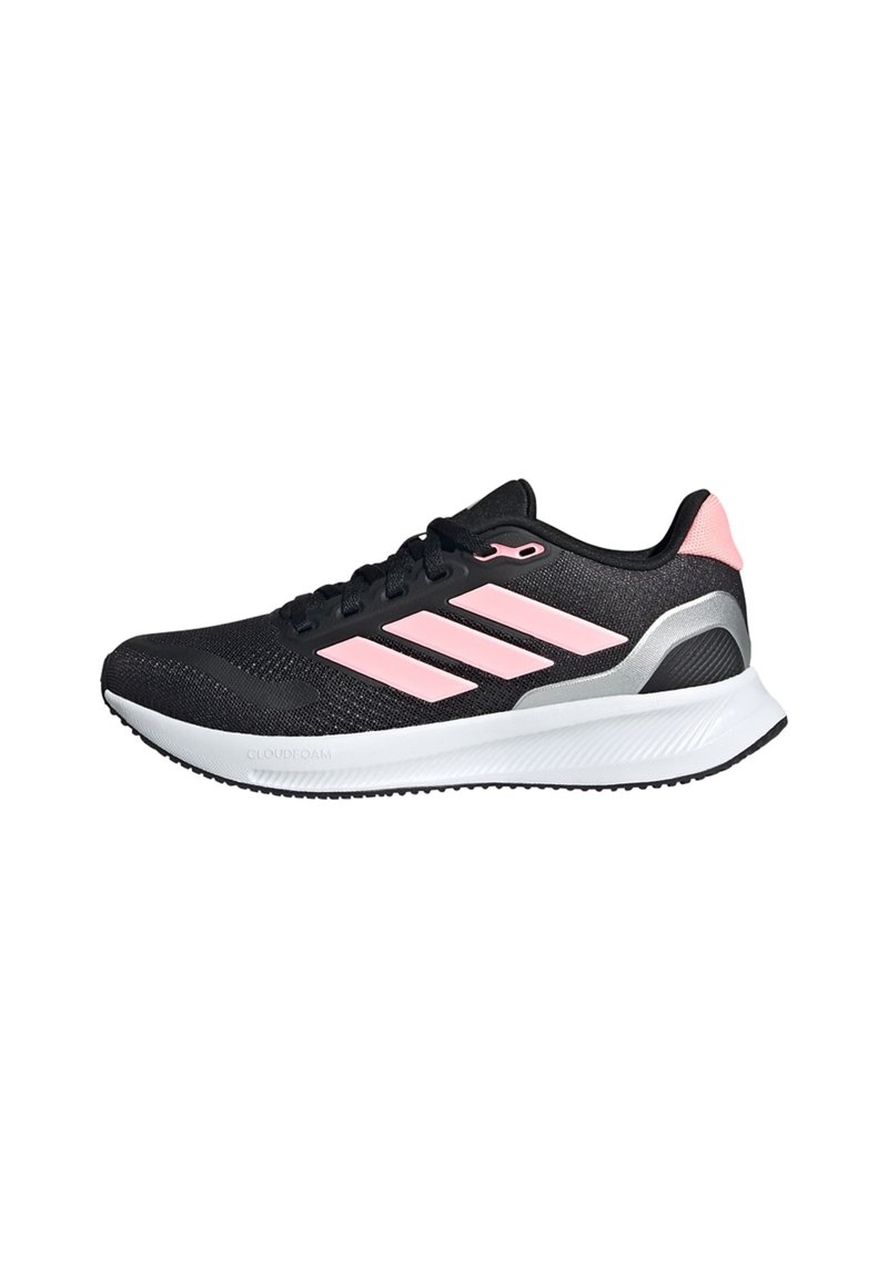 Czarne buty sportowe z różowymi akcentami, siateczkowa cholewka, trzy białe paski, srebrny detal na pięcie i biała podeszwa z teksturowanym wzorem bieżnika.