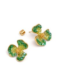 Orecchini a forma di fiore in tono dorato con accenti in cristallo verde e giallo, un centro testurizzato e un design a petali curvi. Inclusi di chiusura a perno.
