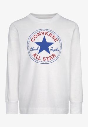 Biała koszula z długim rękawem z dużą niebieską gwiazdą oraz czerwono-niebieskim logo Converse All Star Chuck Taylor na środku przodu.