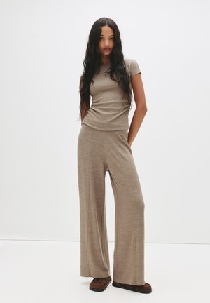 Set di maglietta lavorata a maglia beige e pantaloni a gamba larga, morbido al tatto, vestibilità rilassata, con cuciture minime, abbinato a pantofole marroni.