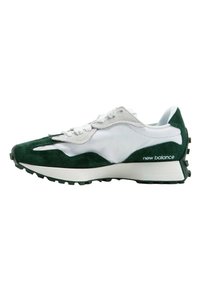 Zapatillas verdes y blancas con parte superior de ante y nylon, que cuentan con una suela gruesa, acentos texturizados y detalles reflectantes. Nombre de la marca en el lateral.