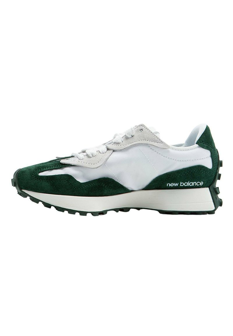 Zapatillas verdes y blancas con parte superior de ante y nylon, que cuentan con una suela gruesa, acentos texturizados y detalles reflectantes. Nombre de la marca en el lateral.
