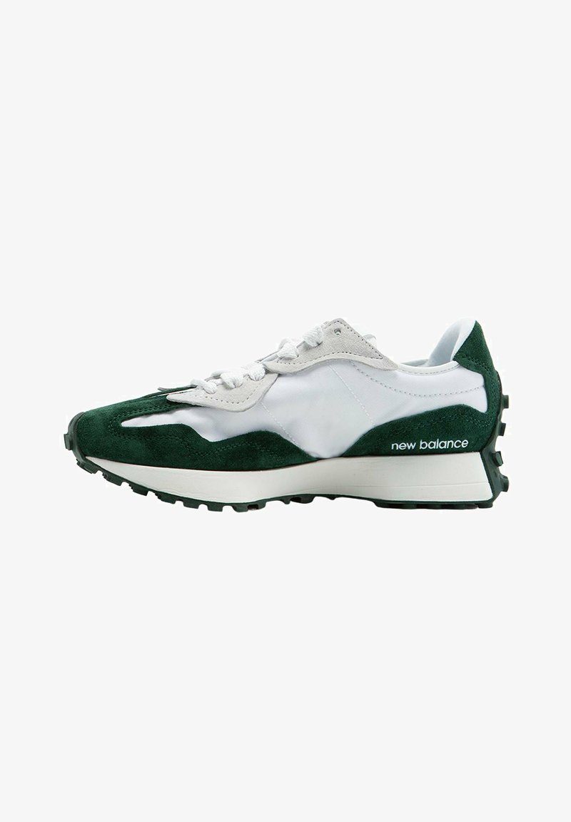Zapatillas verdes y blancas con parte superior de ante y nylon, que cuentan con una suela gruesa, acentos texturizados y detalles reflectantes. Nombre de la marca en el lateral.