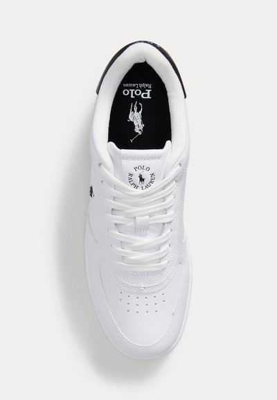 Weißer Polo Ralph Lauren Sneaker mit weißen Schnürsenkeln, schwarzer Innensohle mit Logo und Reiter-Design, von oben betrachtet.