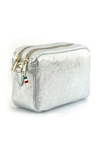 Zilveren metallic cosmetica tas met een rechthoekige vorm, dubbele gouden ritsen en een klein accent van de Italiaanse vlag. Glad, reflecterend oppervlak.