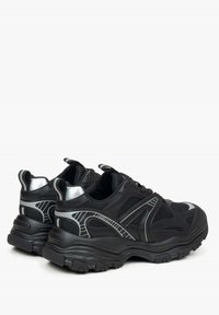 Černé sportovní boty s vrškem z prodyšné síťoviny a syntetických materiálů, s reflexními akcenty, zaoblenou gumovou podrážkou a texturovanými detaily na stranách.