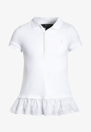 Biała koszulka polo z krótkim rękawem, kołnierzem, trzema guzikami i falbaną z koronki z oczkami na dole, z subtelnie wyszywanym logo na piersi.