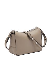 Borsa a tracolla in pelle beige con forma curvata, singolo manico regolabile, chiusura superiore con zip e cucitura nera in contrasto lungo i bordi.